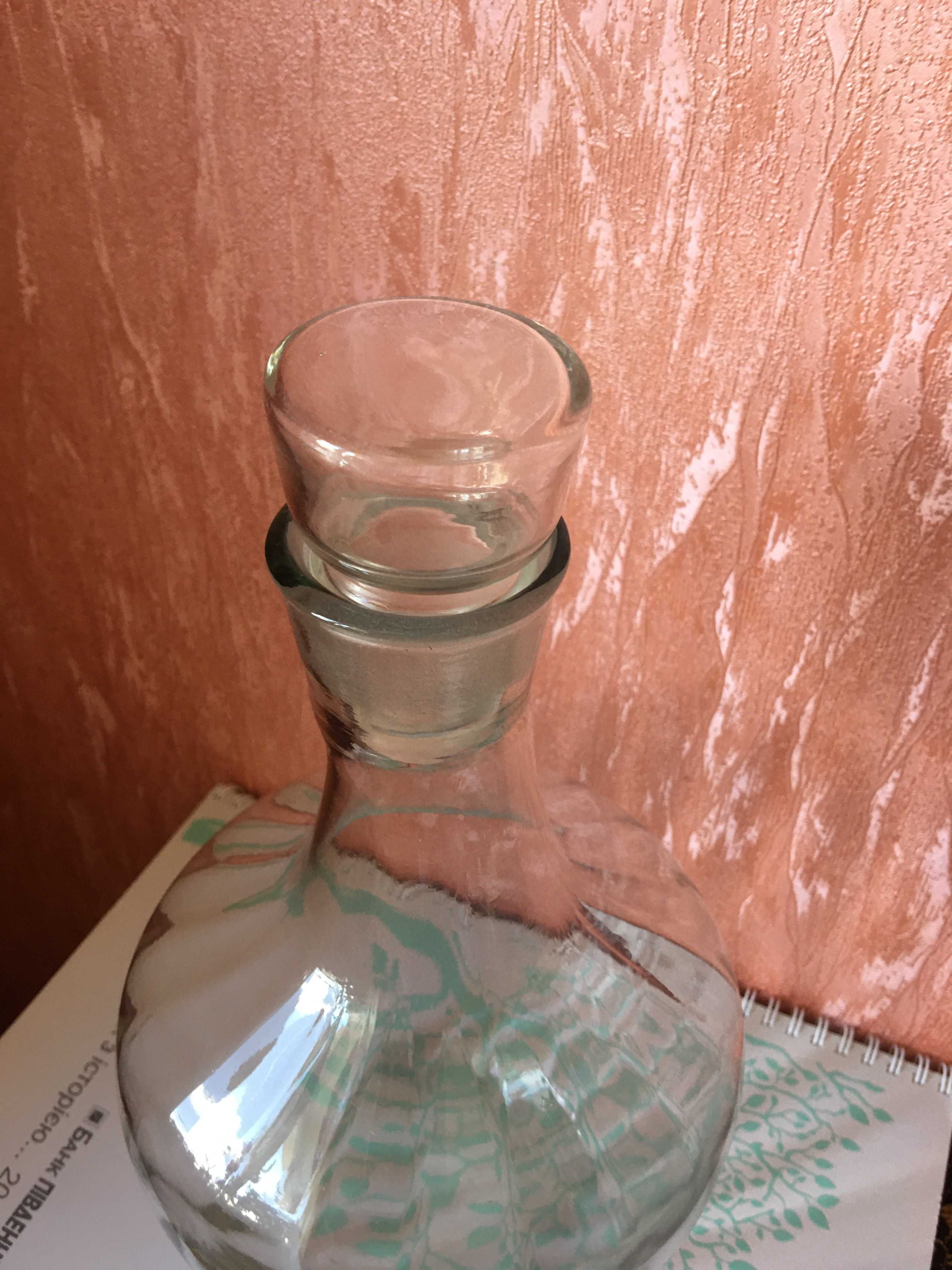 Стеклянные графины.