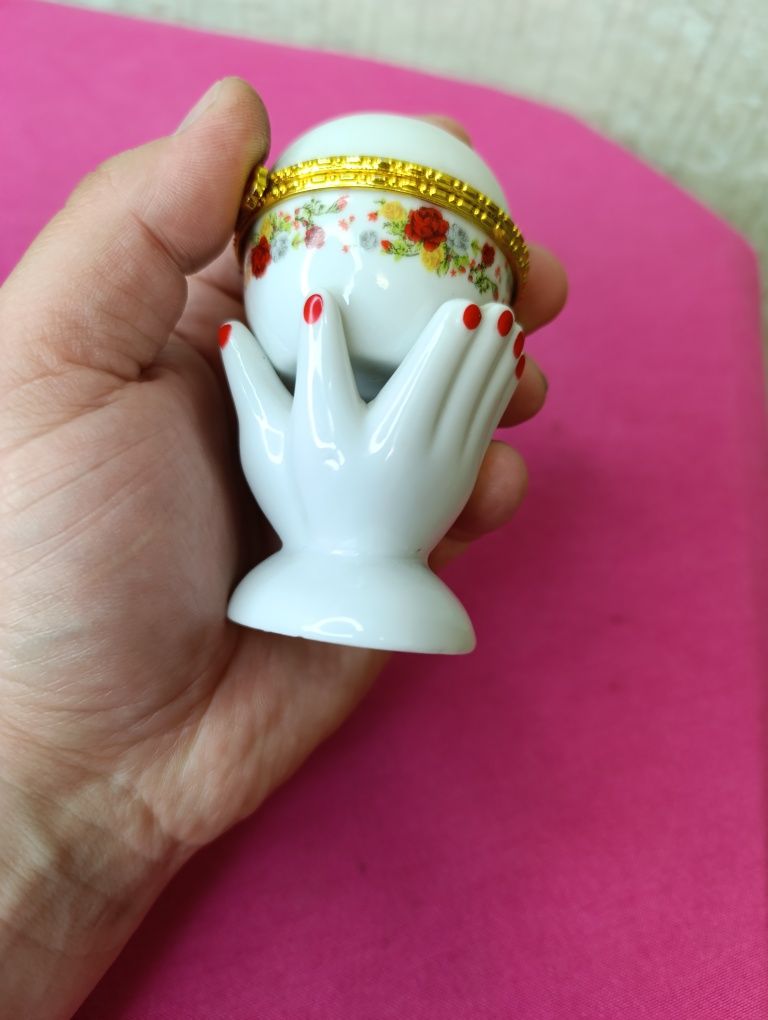 Маленькая керамическая шкатулка в виде шара на руках руки фарфор
