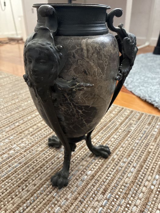 Jarra em ferro e pedra