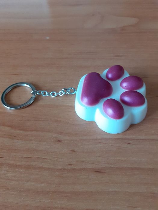 Łapka kocia. Brelok na klucze, do plecaka.