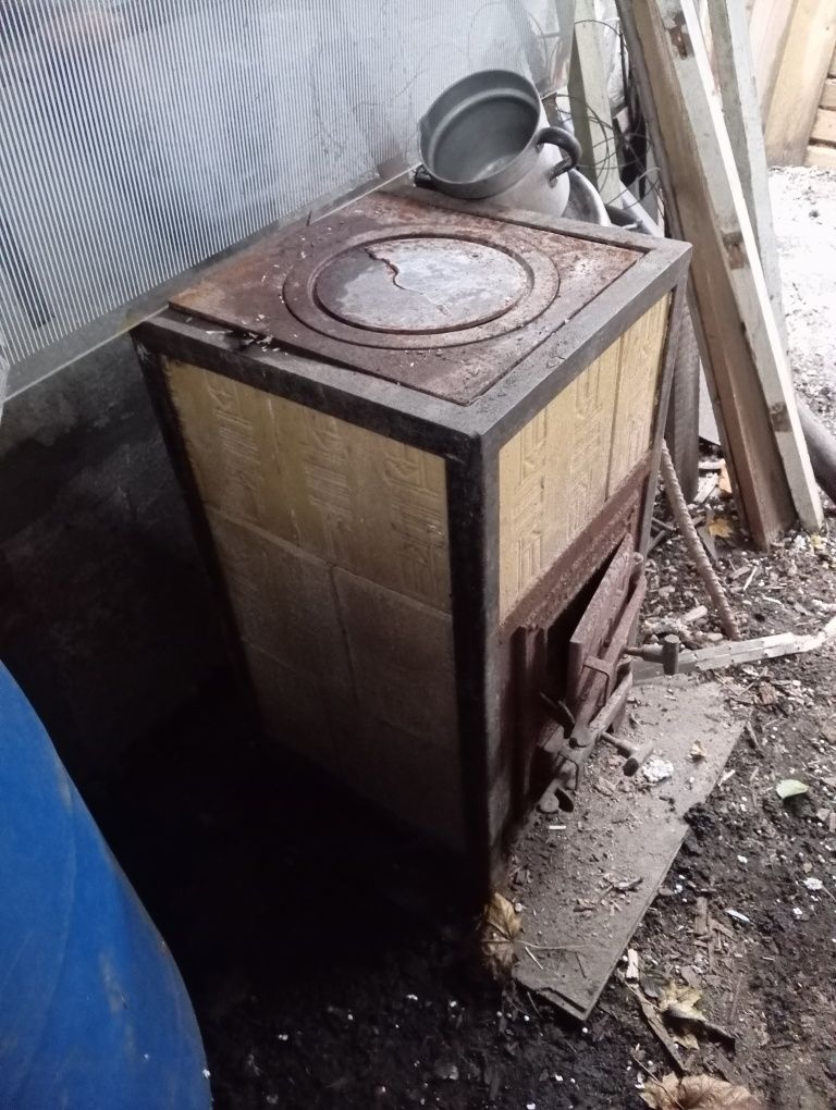 Mały piecyk kaflowy z fajerką
