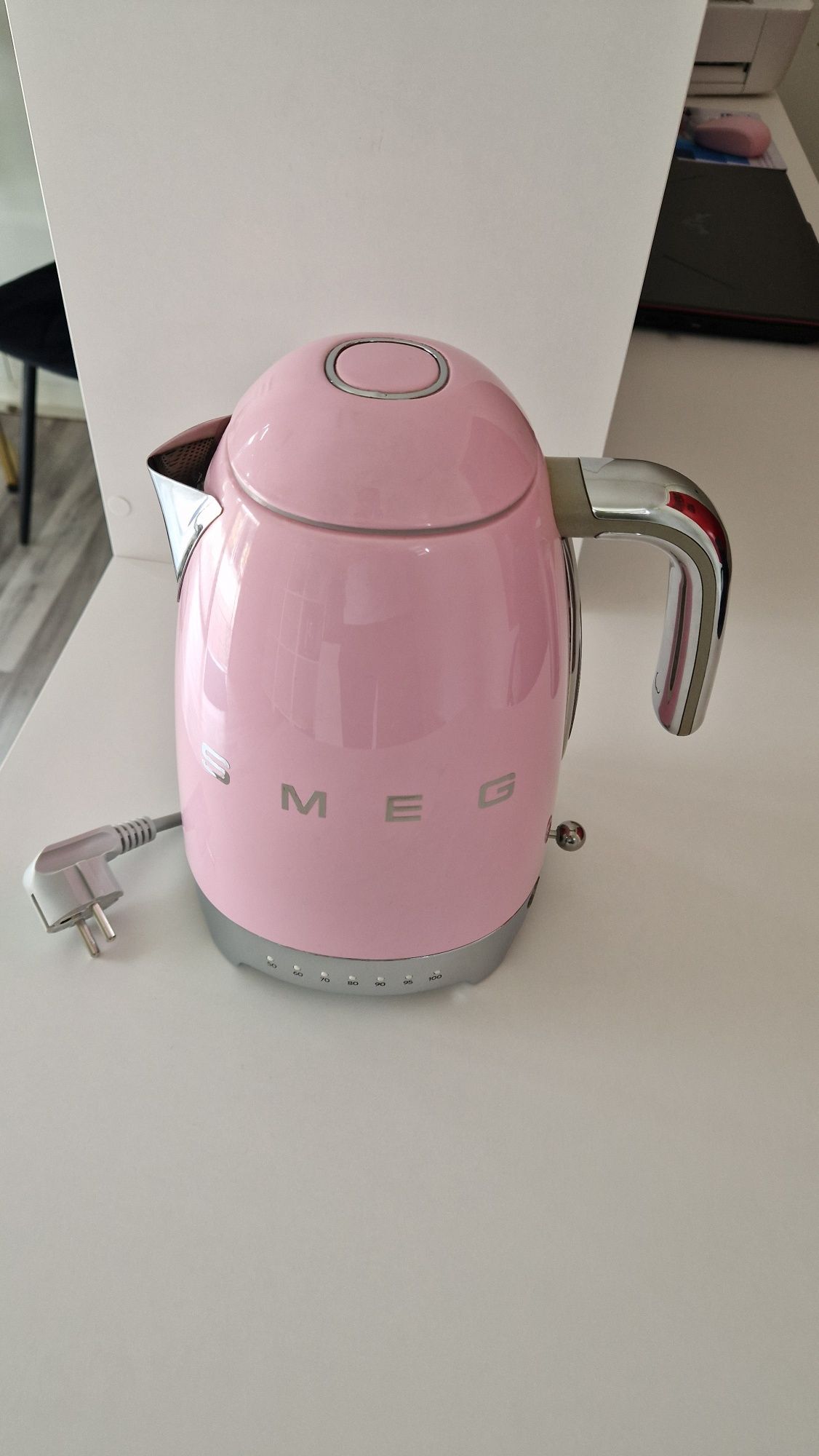 Czajnik Smeg stan bdb led 1.7L z regulacją temperatury.