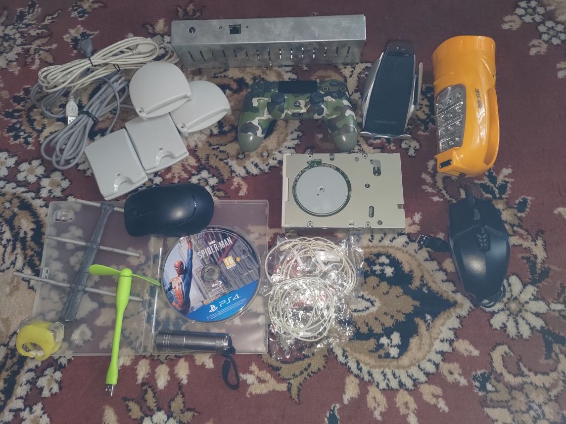 Лот з електроніки в асортименті Sony PS4 Grundig
