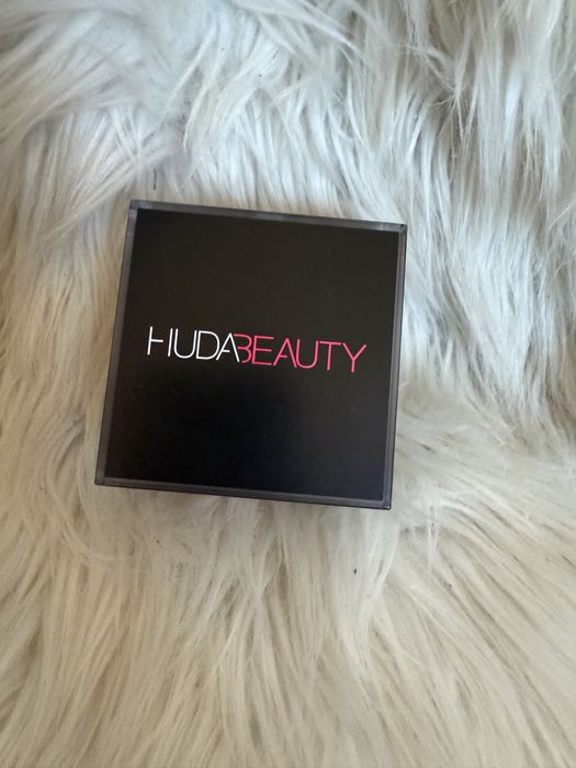 Puder Huda Beauty cupcake