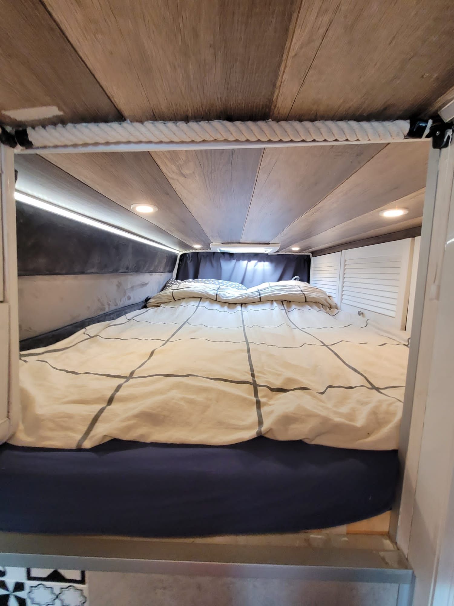 Vw Crafter camper samochód specjalny panele solarne