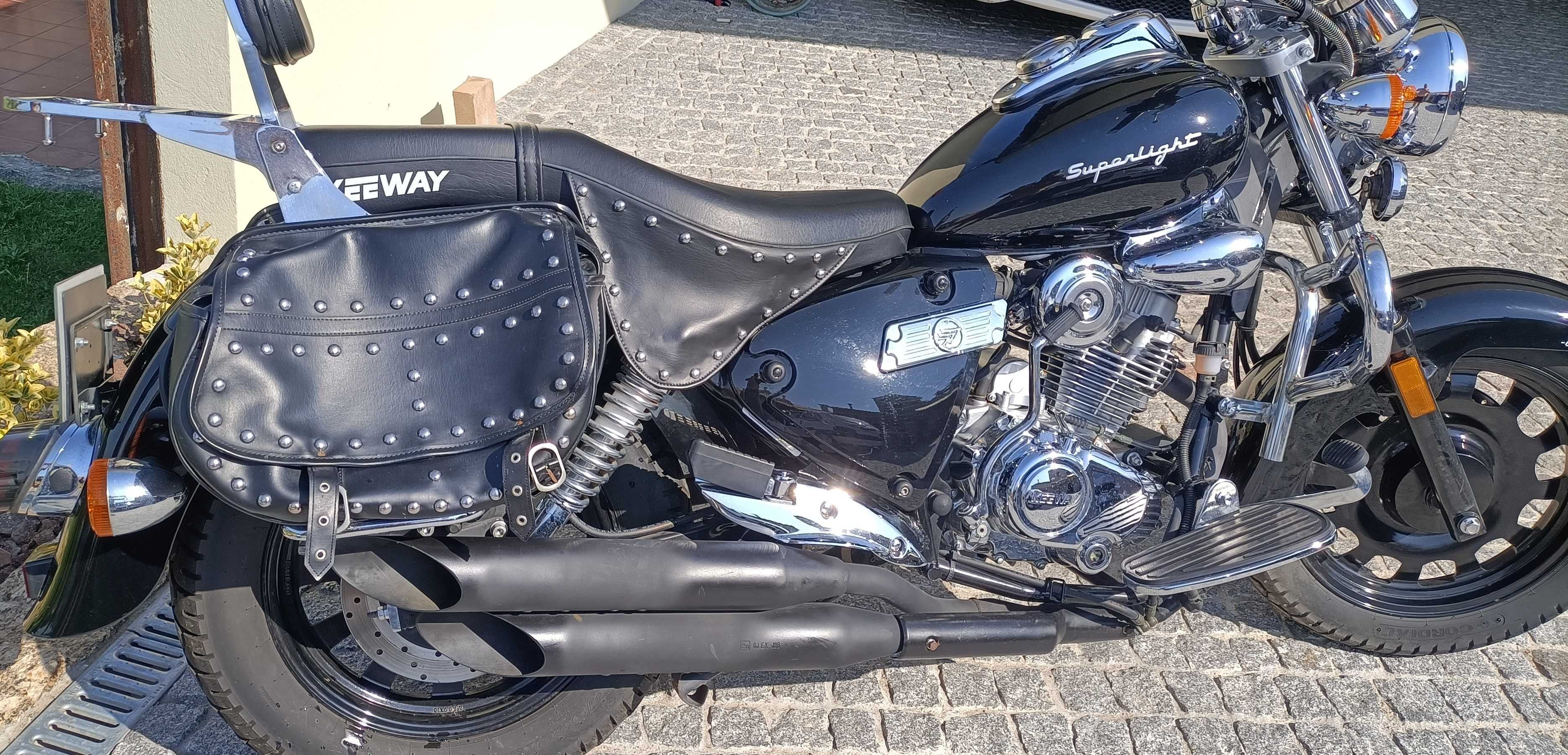 Vendo mota Keeway SuperLight 125cc em excelente estado de conservação