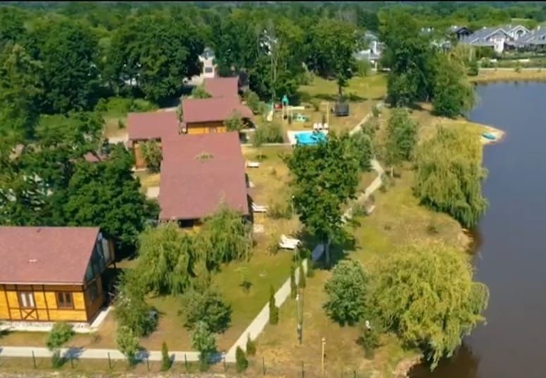Оренда будинку на березі озера.