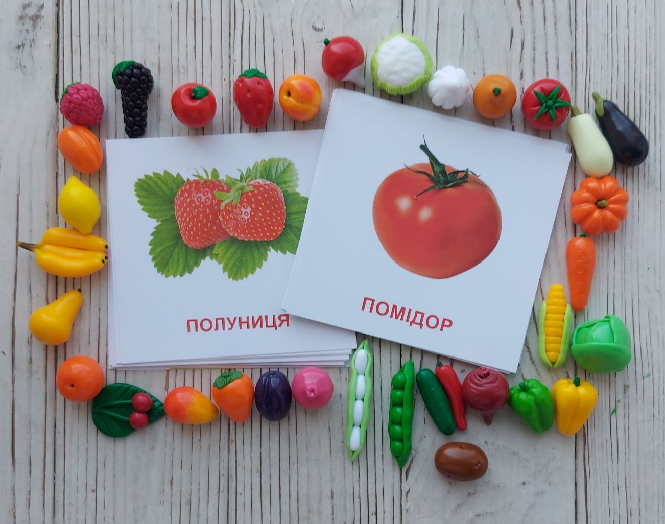 Мініатюрні овочі та фрукти з картками