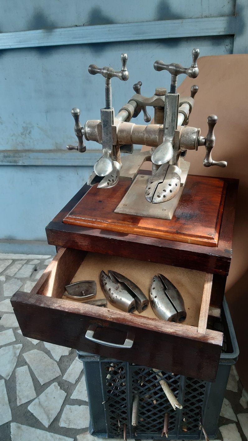 Máquina de alargar sapatos antiga