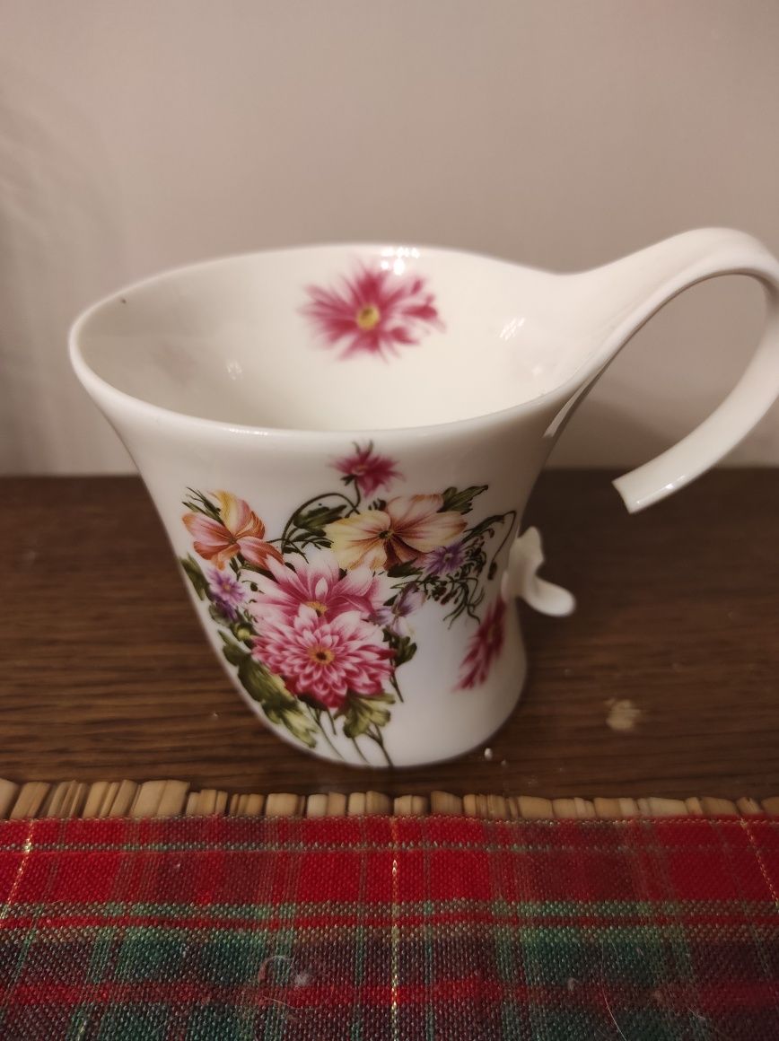Filiżanka w kwiaty  na kawę lub herbatę