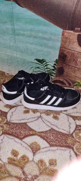 Кросівки adidas чорного кольору