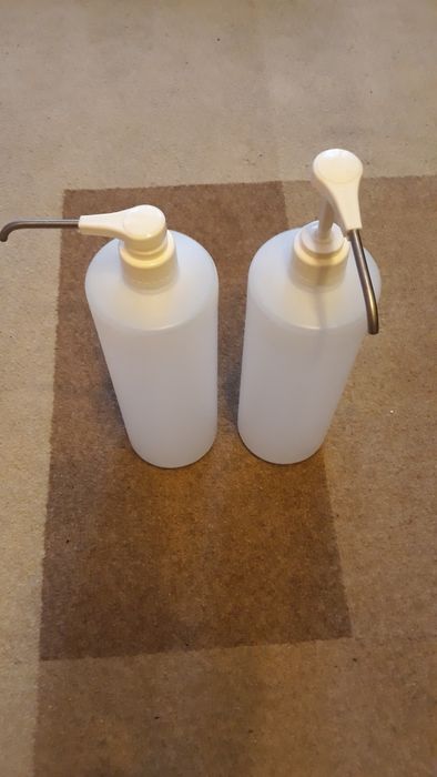 Pojemnik z pompką do dezynfekcji mydła