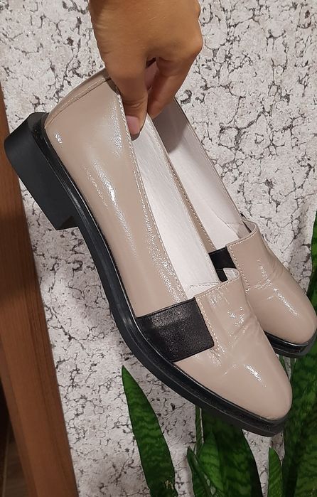 Шкіряні бежеві туфлі . Розмір 39