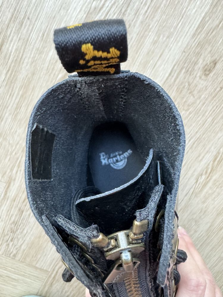 Dr. Martens lakierowane czarne na platformie zamki platforma