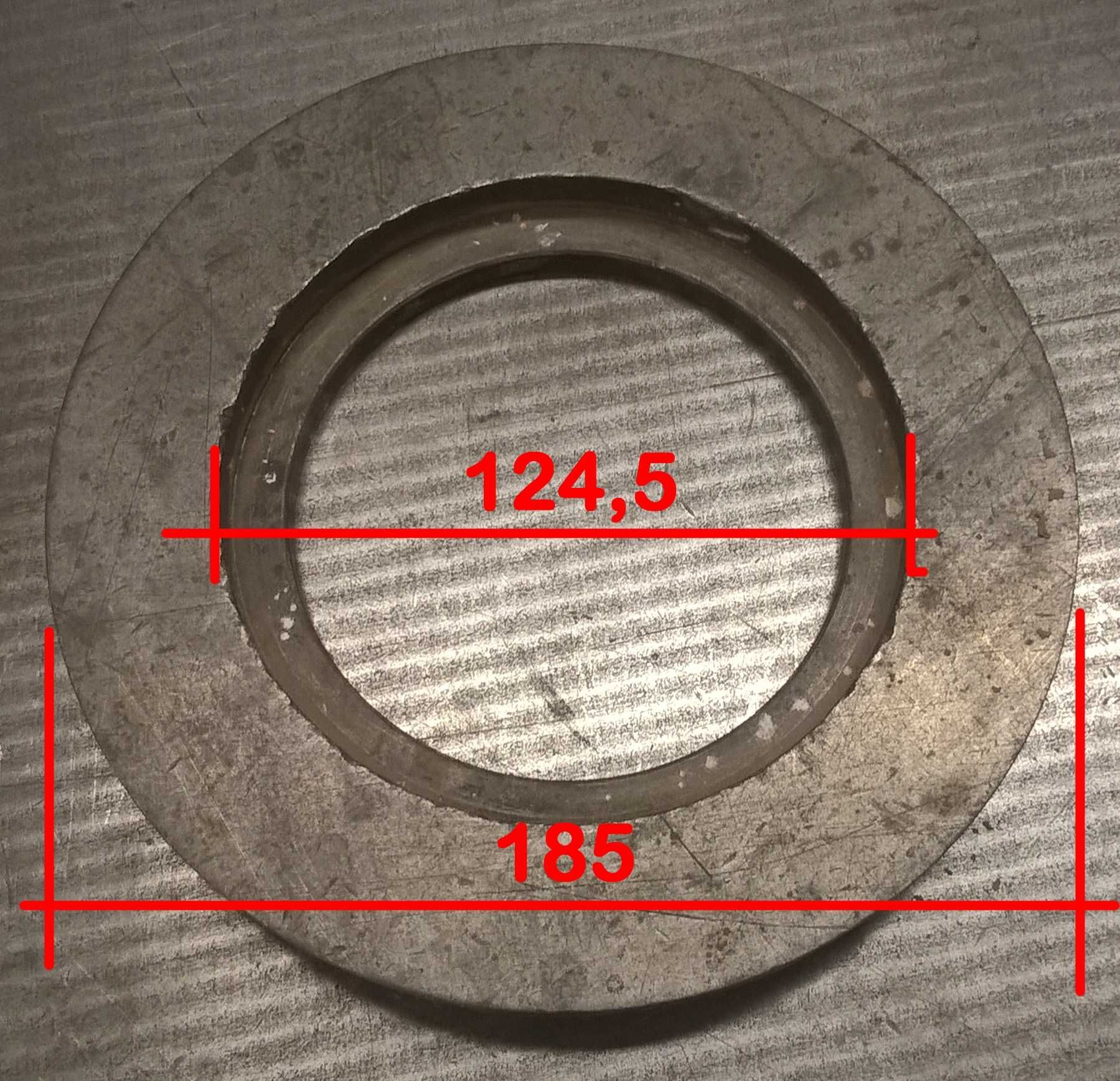 Pierścień uzupełniający koło stołu frezarki dolnowrzecionowej.