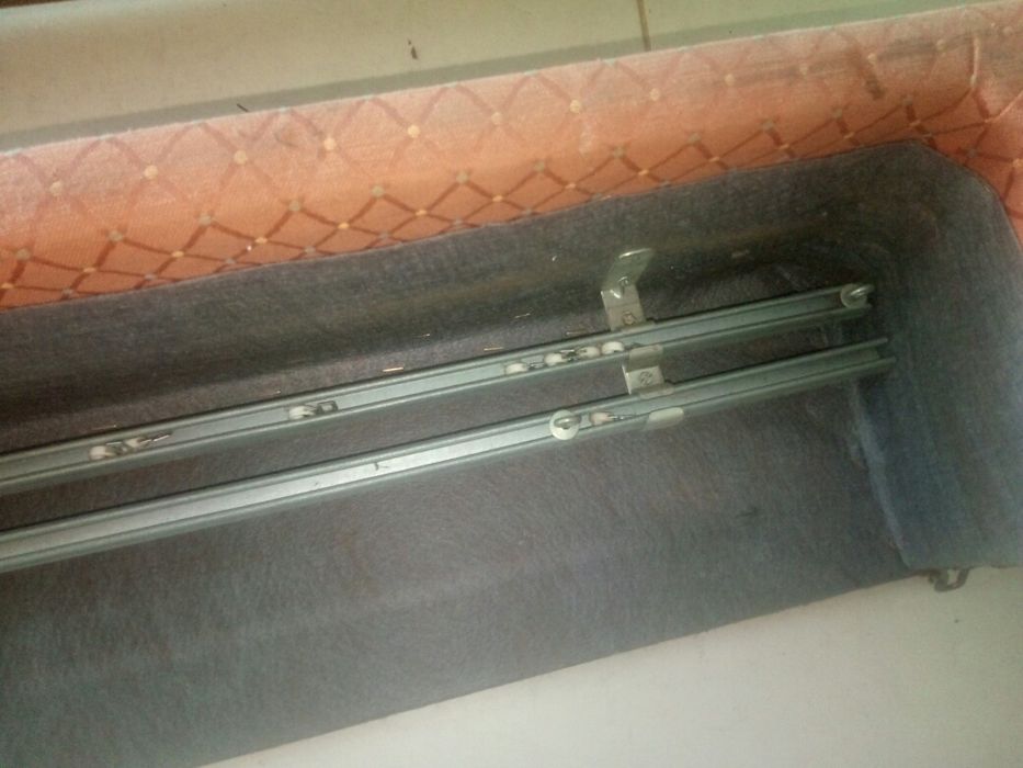 Sanefas em madeira, forradas com tecido.