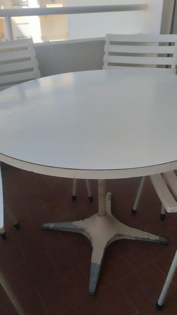 Mesa de jardim com 4 cadeiras