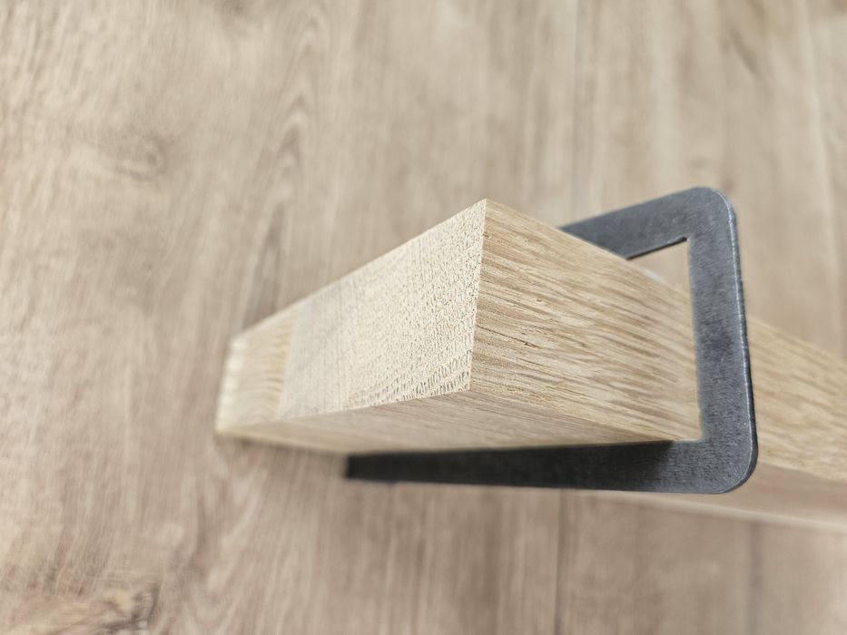 Drewniana półka ze wspornikami