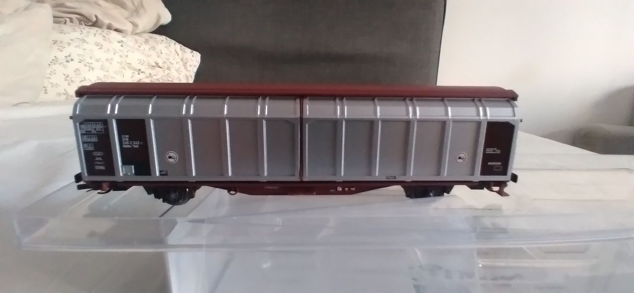 Wagon towarowy ze ścianą przesuwną typ Hbbillns  TT