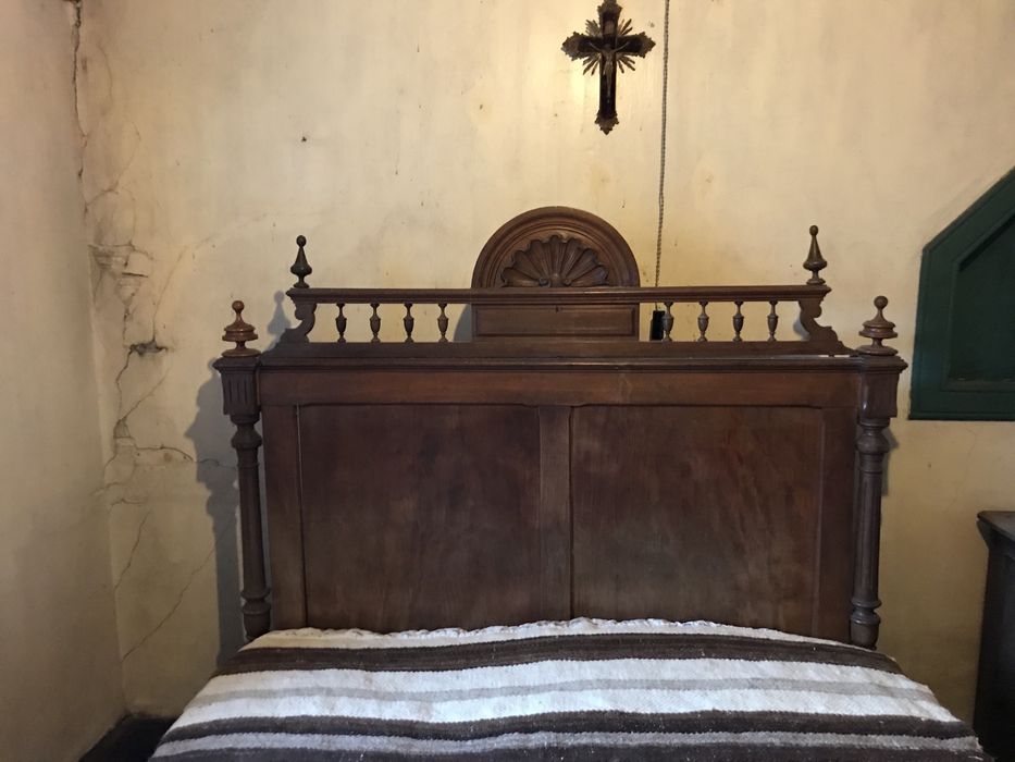 Cama e guarda fatos antigo em madeira