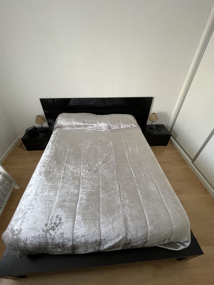 Cama casal com mesinhas de cabeceira