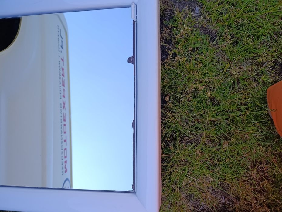 Kamperowa podświetlana pułka z lustrem.