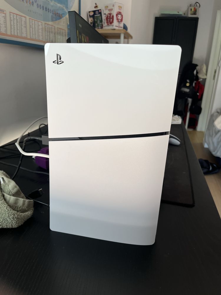 PS5 versão disco + comando e 2 jogos
