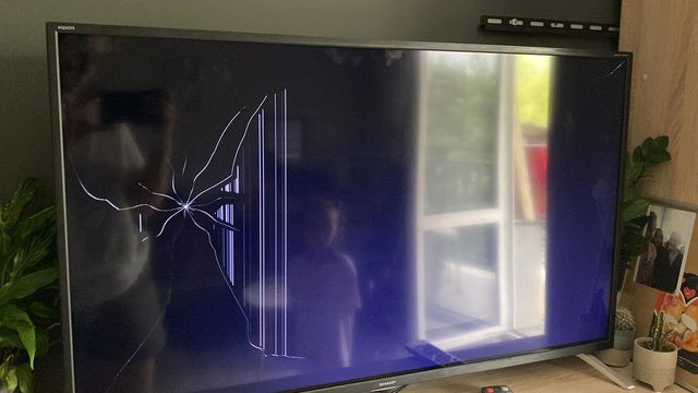 Sprzedam uszkodzony telewizor Sharp 42 cale