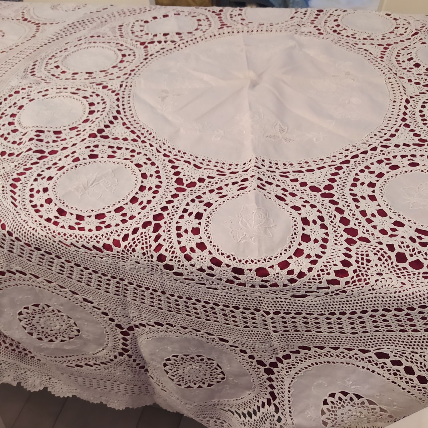 Toalha bordada com crochê