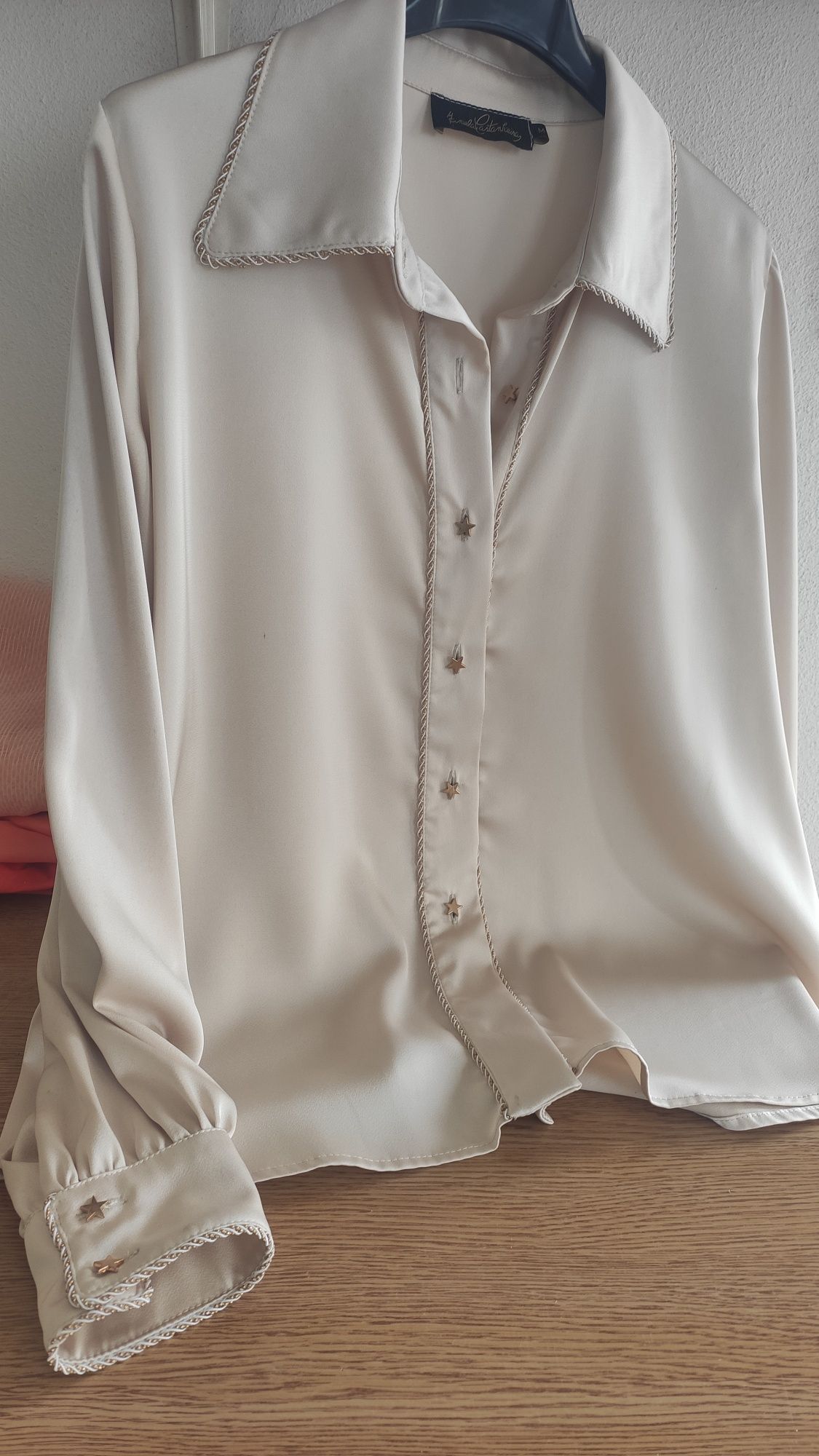 Blusa com aplicação dourada