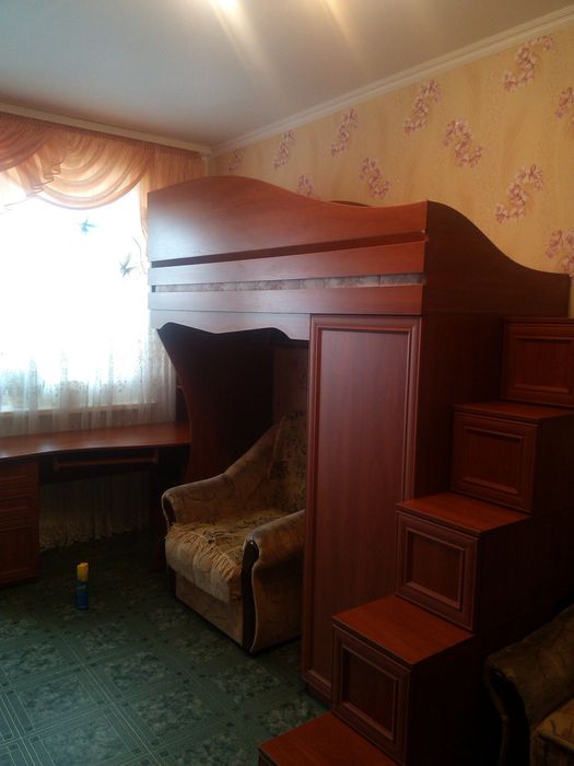 Двуяросне ліжко з комп'ютерним столом в хорошому стані