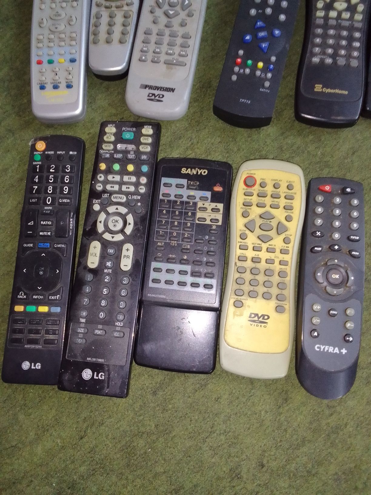Zestaw pilotów do tv,dvd,tuner DVB-T i inne