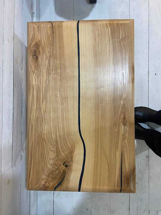 Журнальний стіл з епоксидною смолою