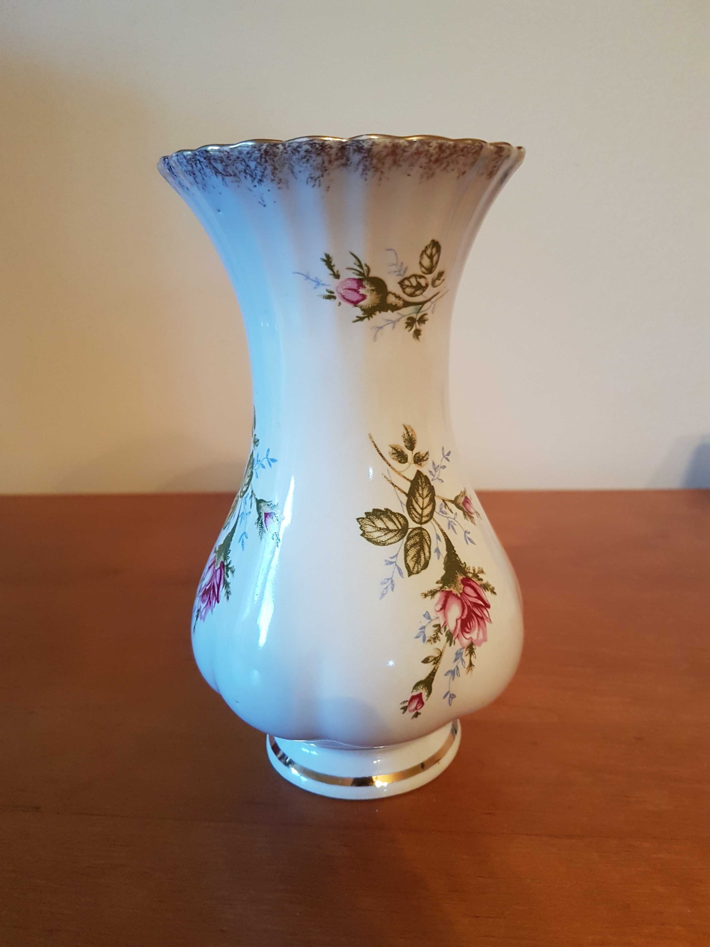 Biały wazon ceramiczny w kwiaty mały