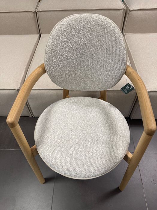 Krzesło z drewna tapicerowane Bouclé Maia