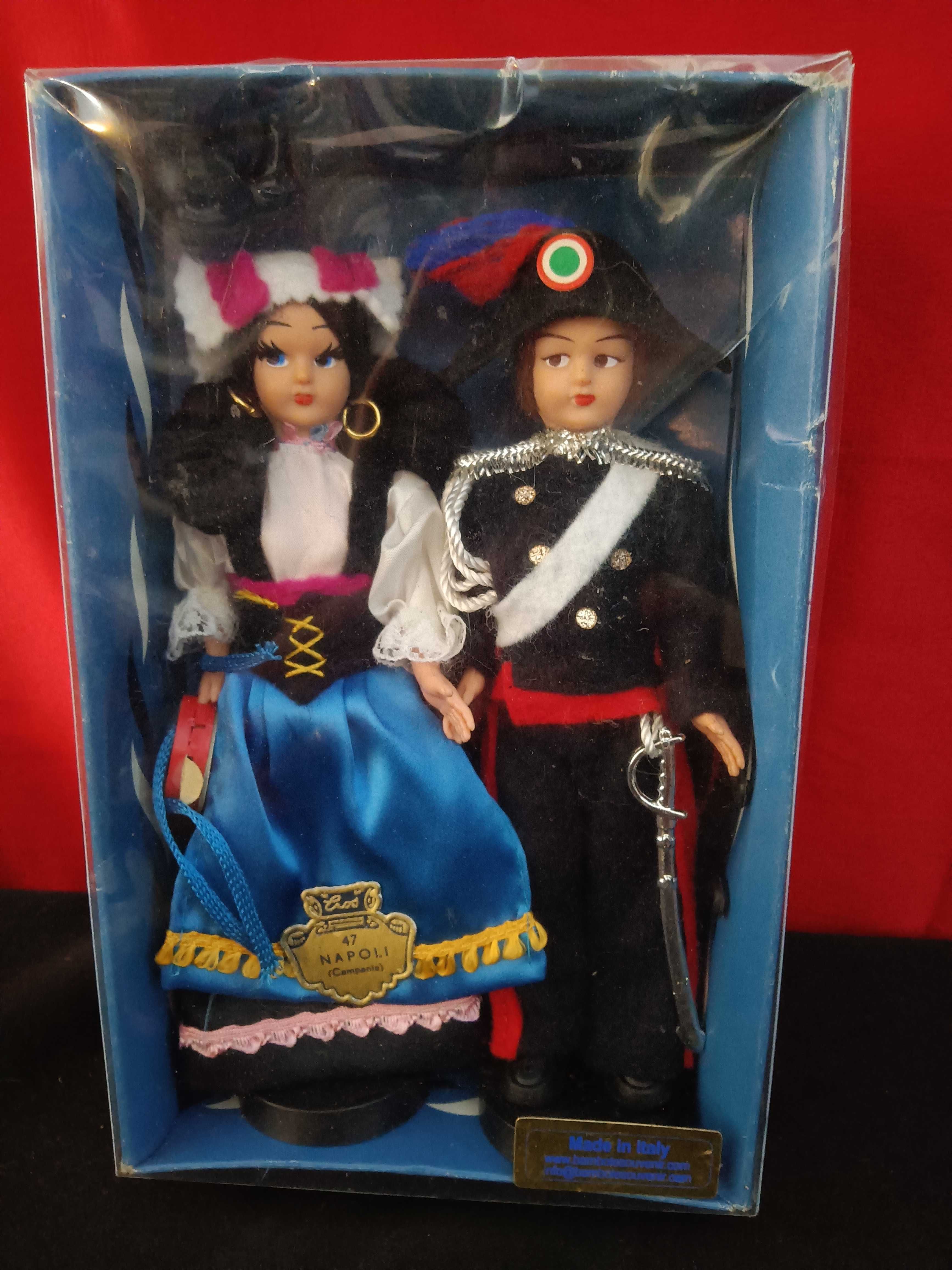 Bonecos em trajes regionais