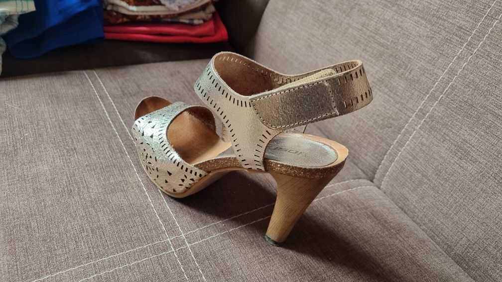 Buty damskie, rozmiar 38 (25 cm), na obcasie, złote