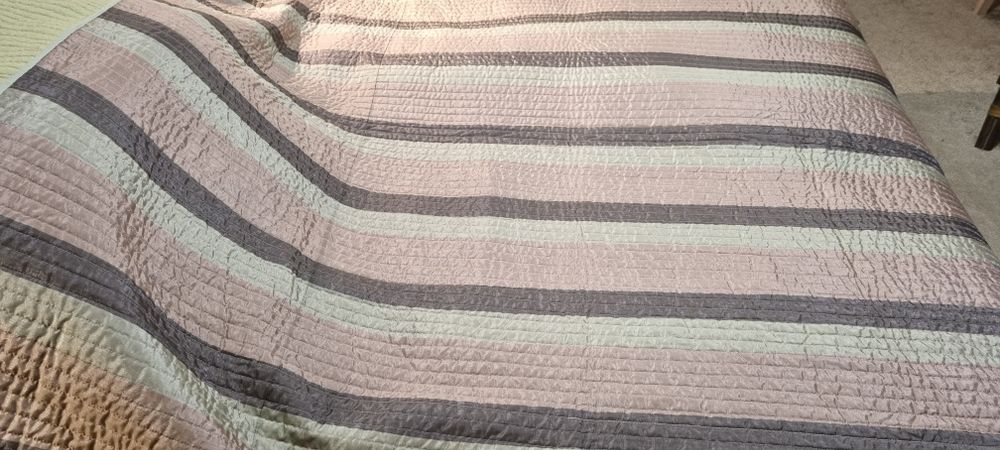 Lekka narzuta 200x220cm zielonkawo beżowo brązowa  w pasy na łóżko