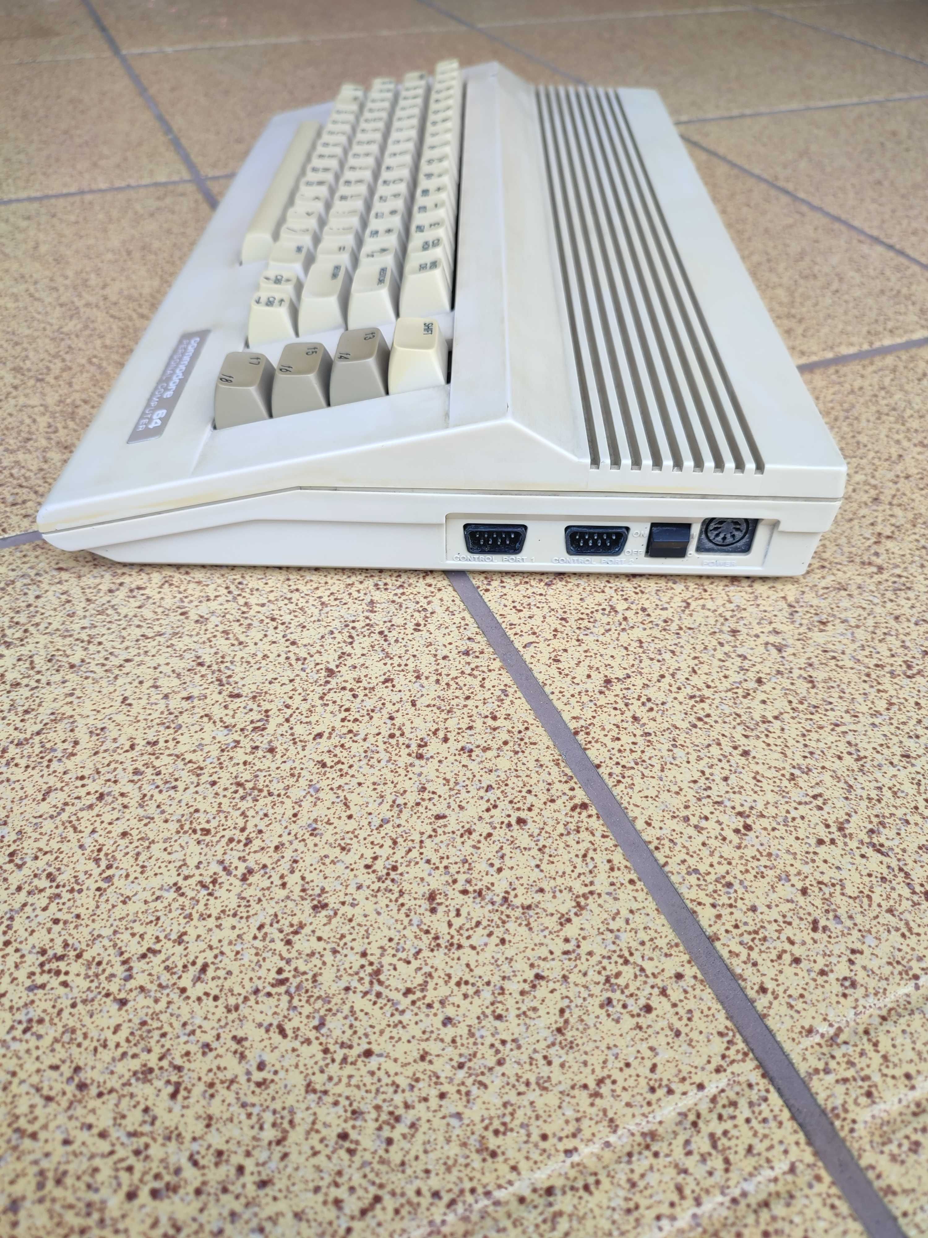 Commodore C64 w zestawie z magnetofonem i zasilaczem.