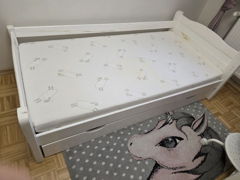 Drewniane łóżko z szufladą