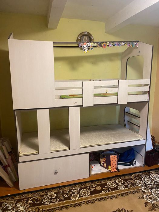 Двухярусне ліжко