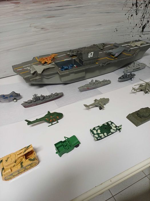 Porta-aviões, navios, aviões, helicópteros e tanques 25 unidades