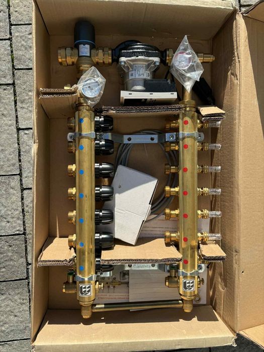 Rozdzielacz 7 obwodów z zaw. termostatyczny i grupą pompową