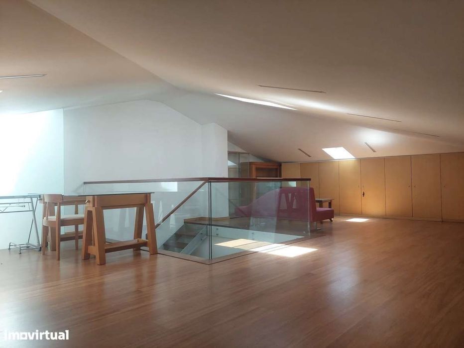 Moradia T3 + sótão 2 suítes, logradouro,  próxima ao centro da cidade