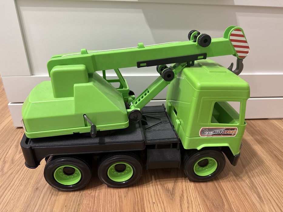 Подіцейська машина і кран