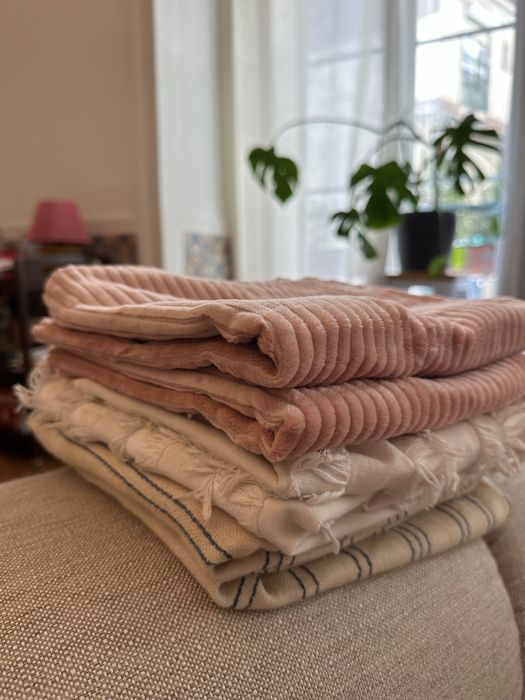 4 Cushions + 5 sets of pillow cases