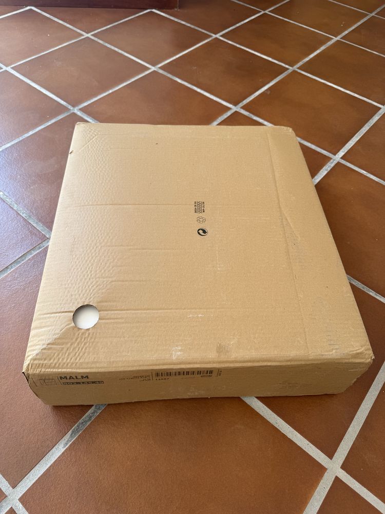 Mesa de cabeceira nova