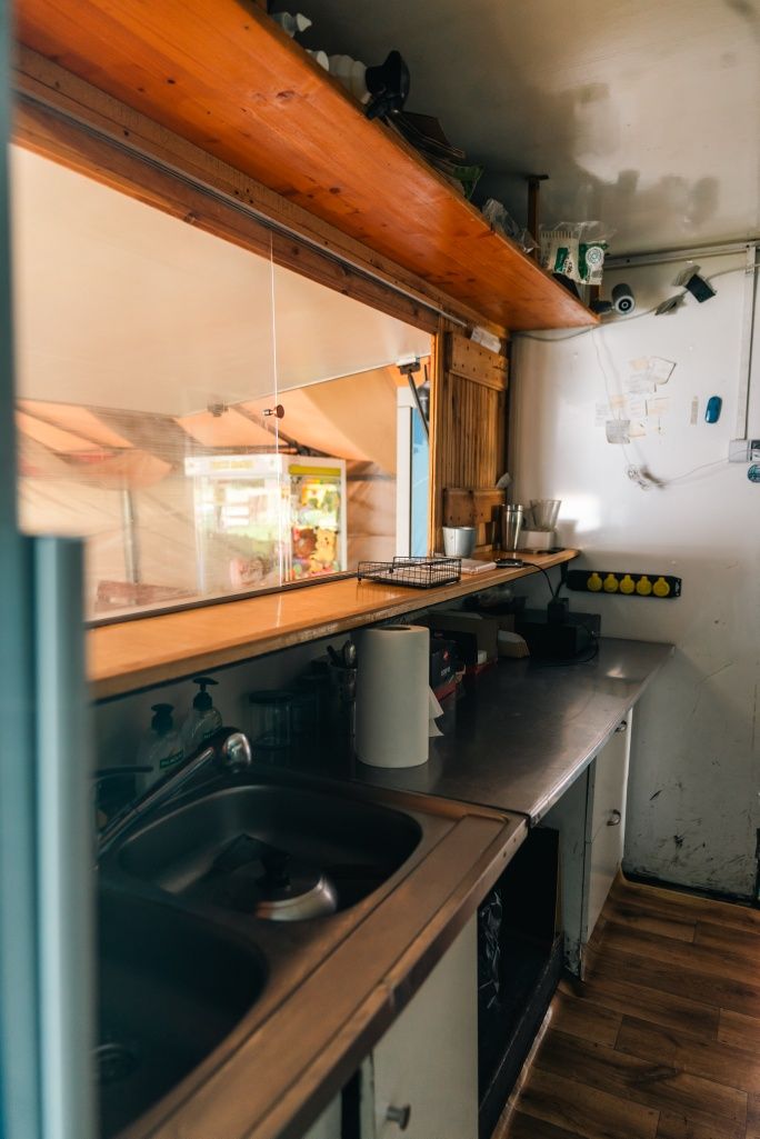 Sprzedam wyposażonego food truck gastronomiczny z miejscem.