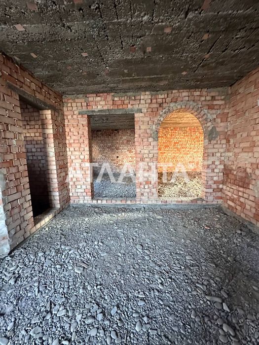 Двоповерховий будинок біля Чернівців