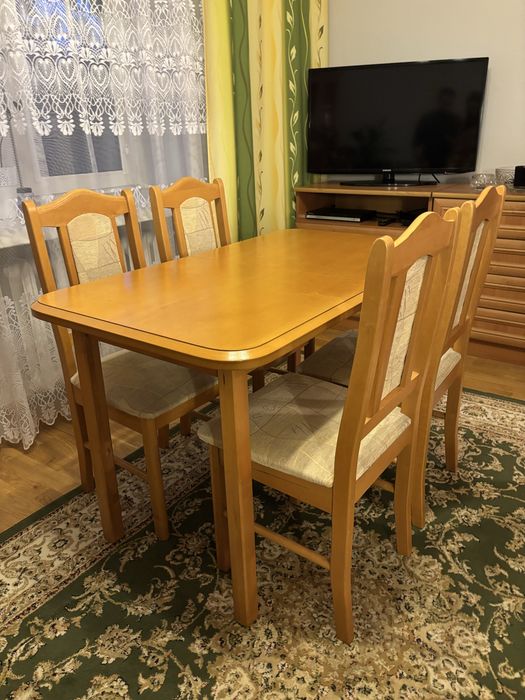 Stół rozkładany z krzesłami